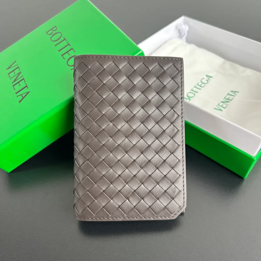 B’s new small woven passport holder [let me see]. 817398 The classic fine weave returns✅, made of cowhide, very soft to the touch and durable. In addition to your passport, you can also put your cards, ID and a small amount of cash. Small and exquisite, super suitable for travel. Weaving is the eternal classic of this brand, size: 13.3x9.5, P600